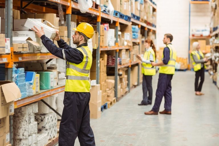 4 Factors to Consider When Choosing Warehouse Office Uniforms
